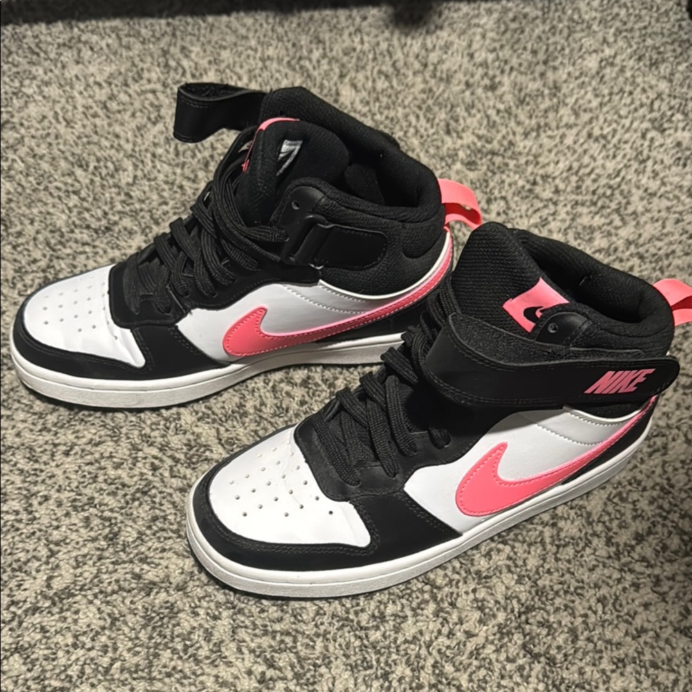 Nike Women's Black and Pink Sneakers